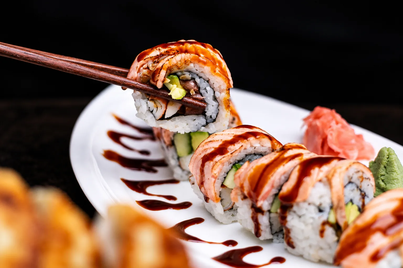 Maki saumon servi aux baguettes sur une assiette blanche