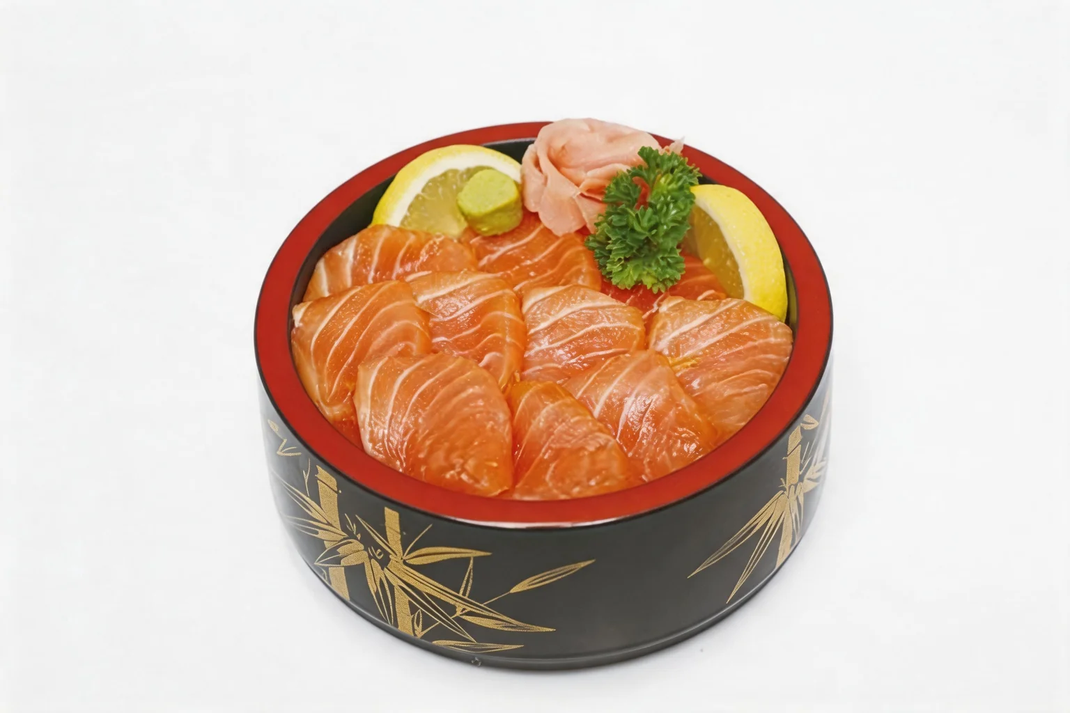 Bol laqué noir et rouge rempli de tranches de saumon cru sur riz vinaigré, avec gingembre, citron et persil